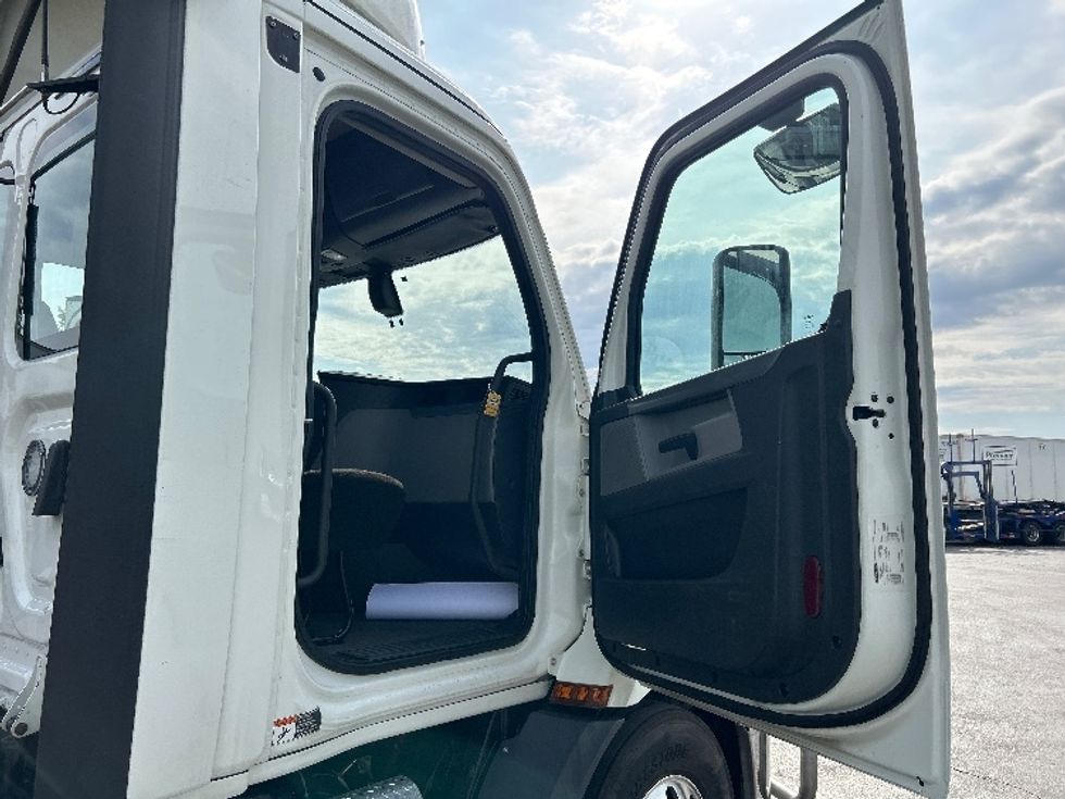 Day Cab Tractor-Heavy Duty Tractors-Freightliner-2020-T11642ST-East Chicago-IN-485,475\n\t\tmiles-$ 32,250 - Image 12
