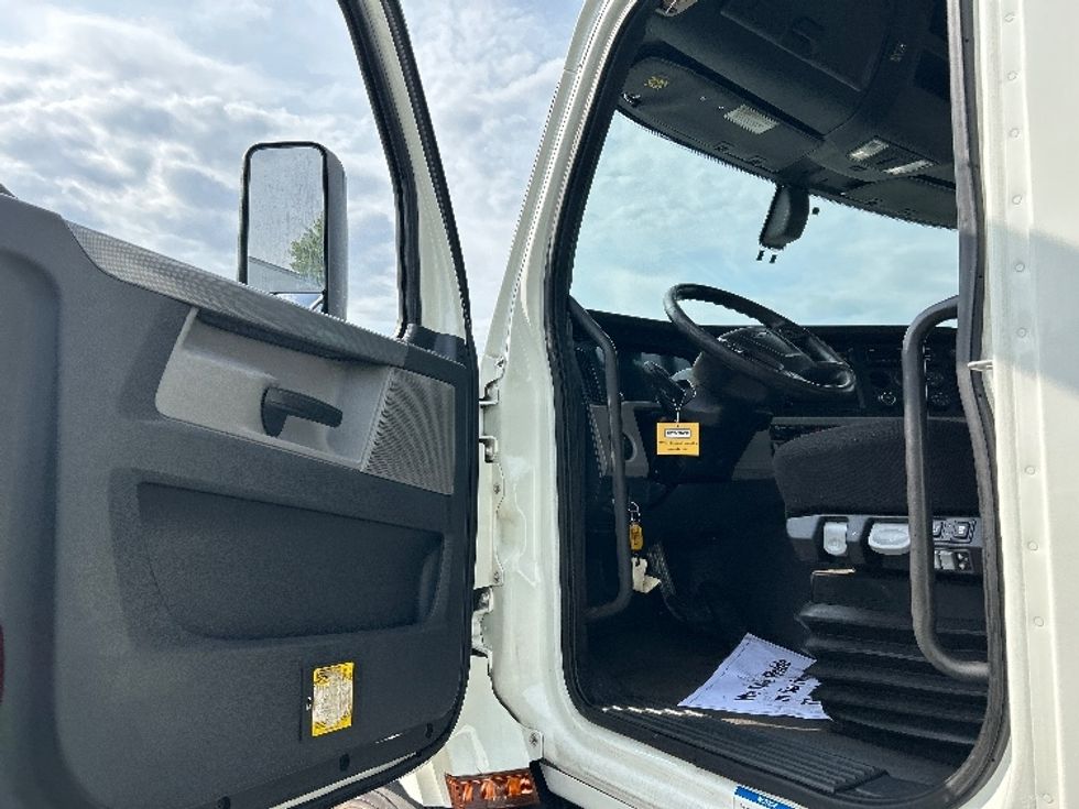 Day Cab Tractor-Heavy Duty Tractors-Freightliner-2020-T11642ST-East Chicago-IN-485,475\n\t\tmiles-$ 32,250 - Image 9