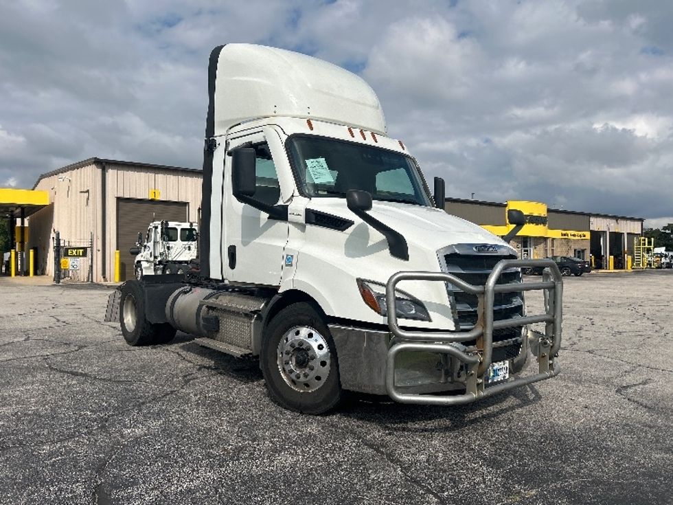 Day Cab Tractor-Heavy Duty Tractors-Freightliner-2020-T11642ST-Elkhart-IN-658,501\n\t\tmiles-$ 24,000 - Image 1