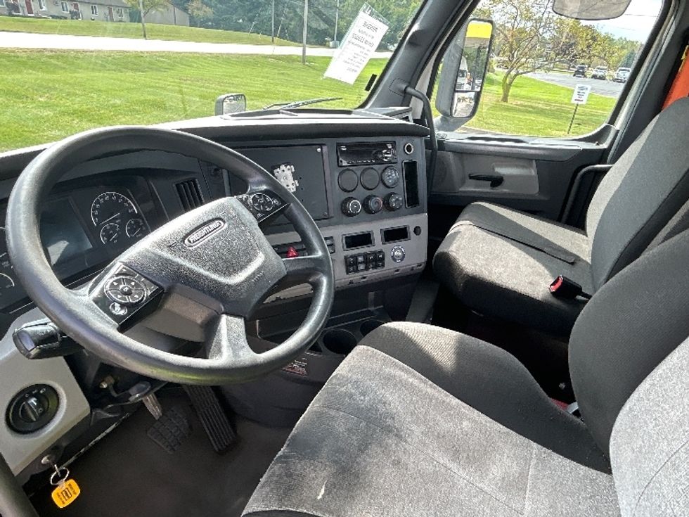 Day Cab Tractor-Heavy Duty Tractors-Freightliner-2020-T11642ST-Elkhart-IN-658,501\n\t\tmiles-$ 24,000 - Image 10