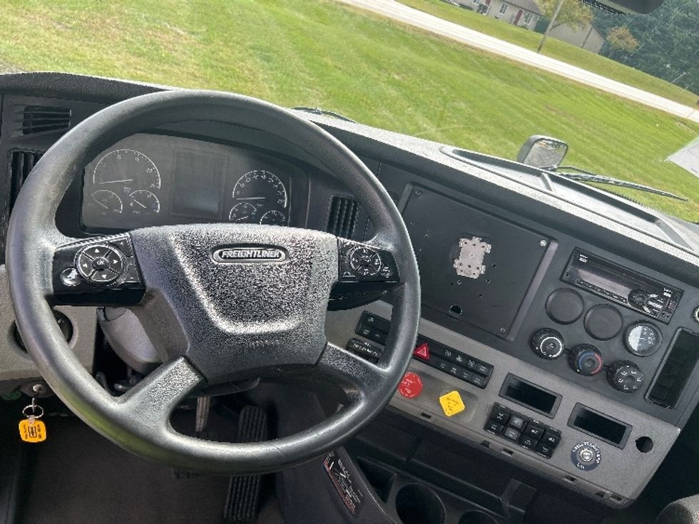 Day Cab Tractor-Heavy Duty Tractors-Freightliner-2020-T11642ST-Elkhart-IN-658,501\n\t\tmiles-$ 24,000 - Image 11