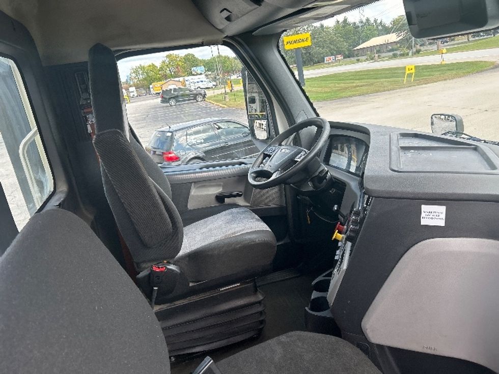 Day Cab Tractor-Heavy Duty Tractors-Freightliner-2020-T11642ST-Elkhart-IN-658,501\n\t\tmiles-$ 24,000 - Image 14