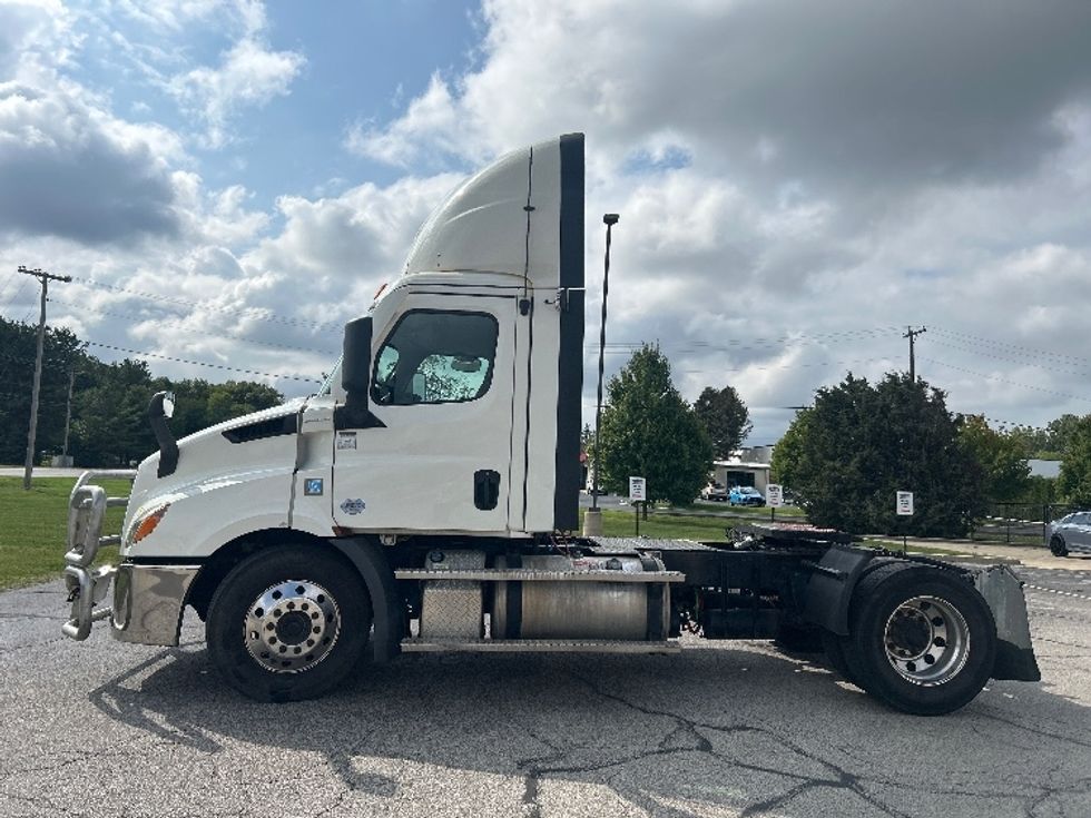 Day Cab Tractor-Heavy Duty Tractors-Freightliner-2020-T11642ST-Elkhart-IN-658,501\n\t\tmiles-$ 24,000 - Image 4