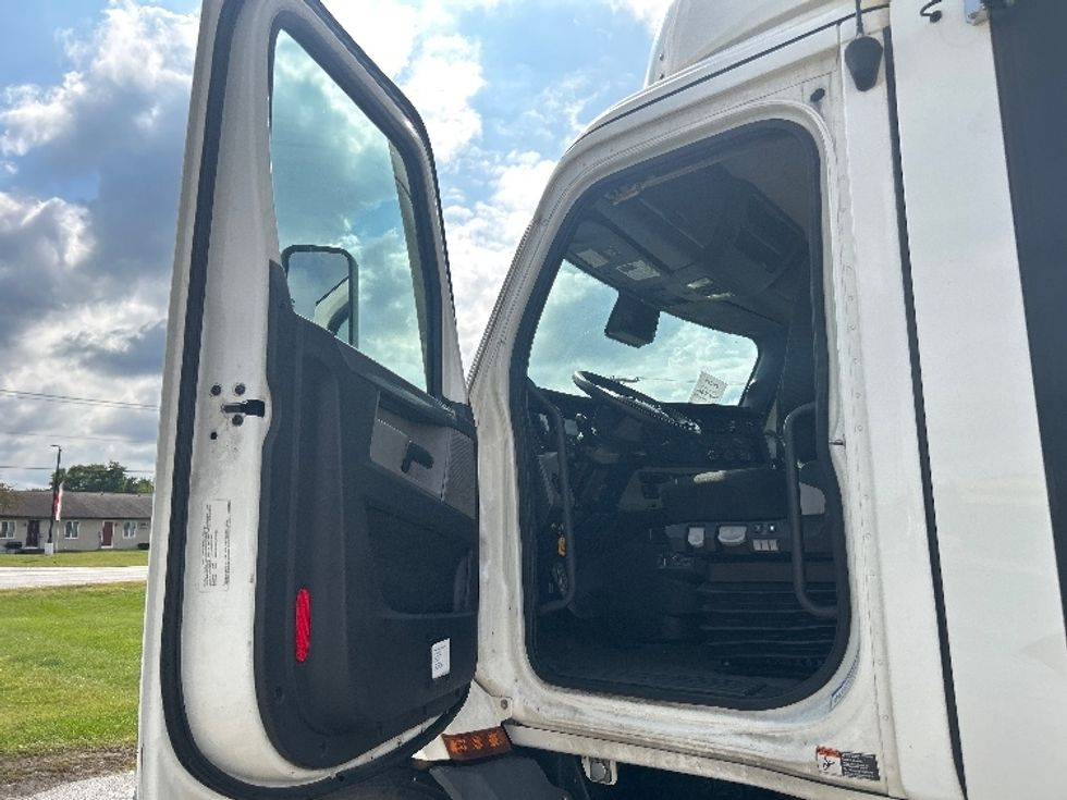Day Cab Tractor-Heavy Duty Tractors-Freightliner-2020-T11642ST-Elkhart-IN-658,501\n\t\tmiles-$ 24,000 - Image 9
