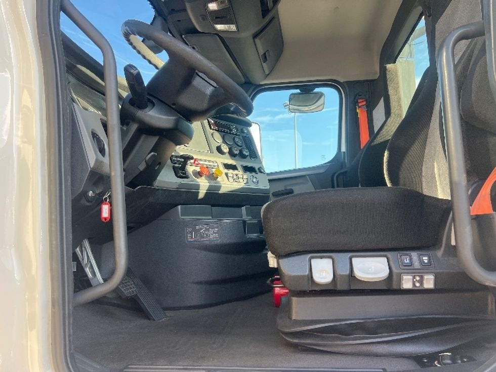 Day Cab Tractor-Heavy Duty Tractors-Freightliner-2020-T11642ST-Florence-SC-400,087\n\t\tmiles-$ 40,500 - Image 10