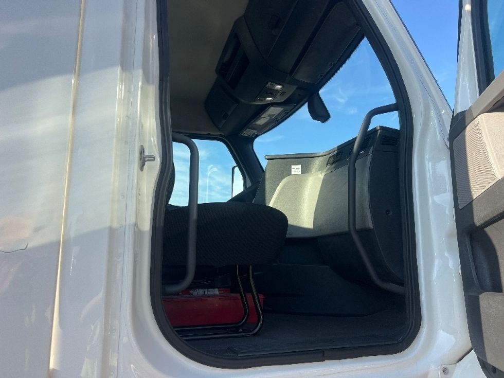 Day Cab Tractor-Heavy Duty Tractors-Freightliner-2020-T11642ST-Florence-SC-400,087\n\t\tmiles-$ 40,500 - Image 12