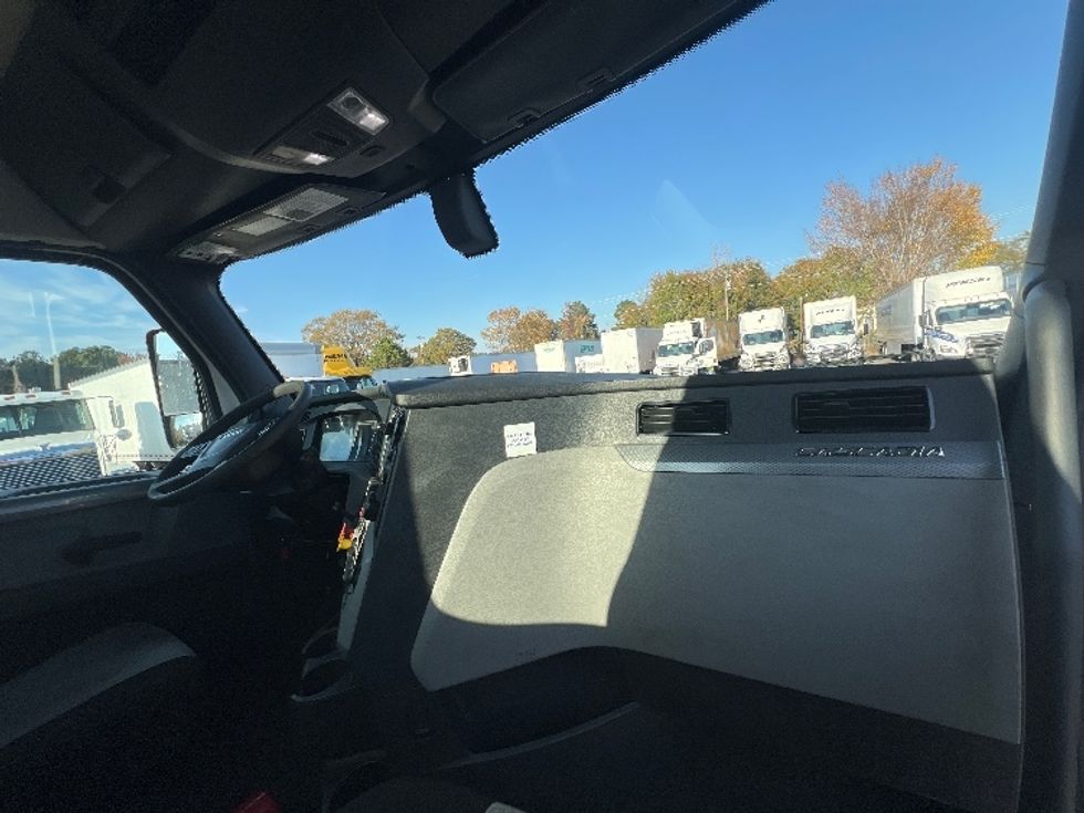 Day Cab Tractor-Heavy Duty Tractors-Freightliner-2020-T11642ST-Florence-SC-400,087\n\t\tmiles-$ 40,500 - Image 13