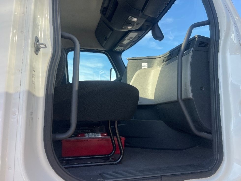 Day Cab Tractor-Heavy Duty Tractors-Freightliner-2020-T11642ST-Florence-SC-400,087\n\t\tmiles-$ 40,500 - Image 14