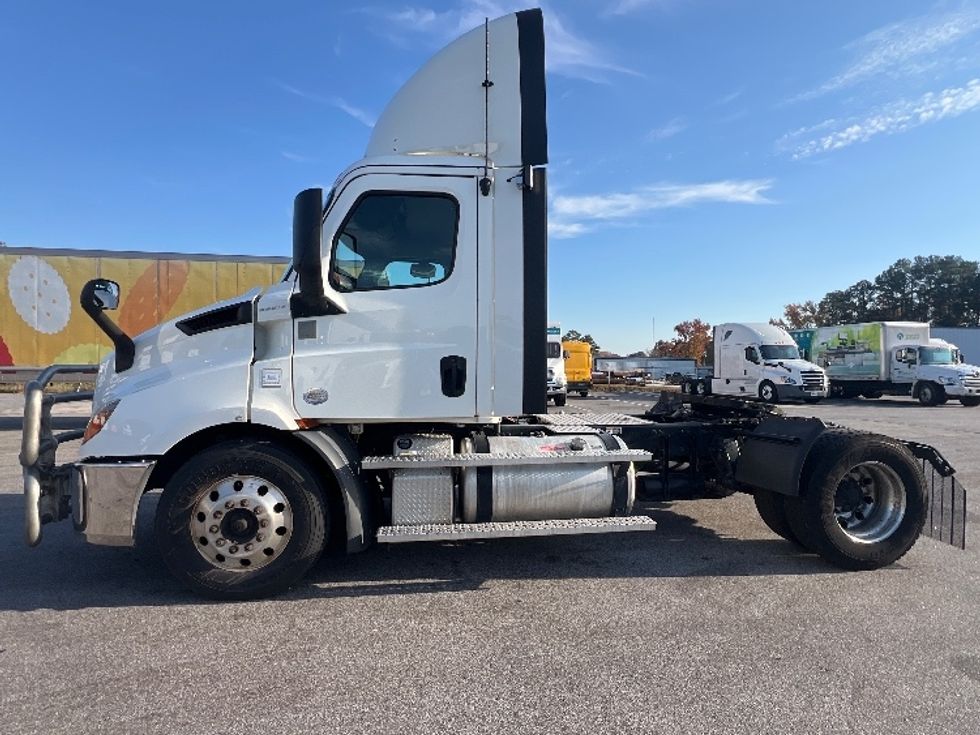 Day Cab Tractor-Heavy Duty Tractors-Freightliner-2020-T11642ST-Florence-SC-400,087\n\t\tmiles-$ 40,500 - Image 4