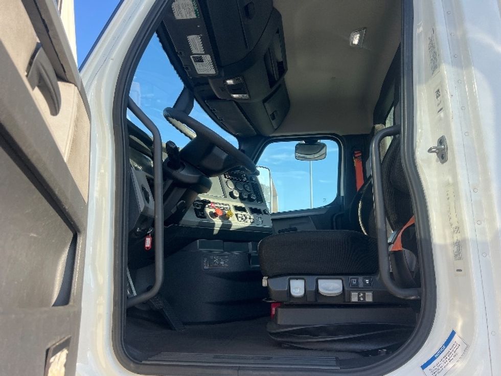 Day Cab Tractor-Heavy Duty Tractors-Freightliner-2020-T11642ST-Florence-SC-400,087\n\t\tmiles-$ 40,500 - Image 9