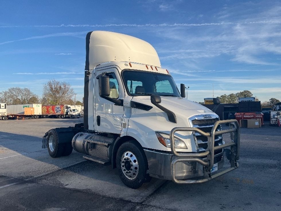 Day Cab Tractor-Heavy Duty Tractors-Freightliner-2020-T11642ST-Florence-SC-574,677\n\t\tmiles-$ 26,250 - Image 1