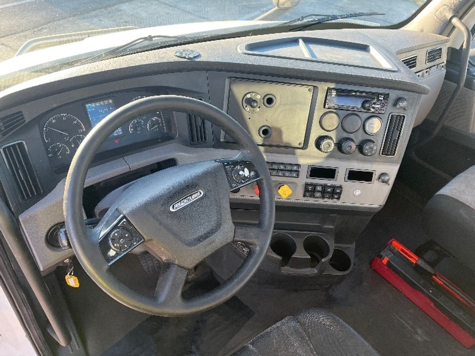 Day Cab Tractor-Heavy Duty Tractors-Freightliner-2020-T11642ST-Florence-SC-574,677\n\t\tmiles-$ 26,250 - Image 11