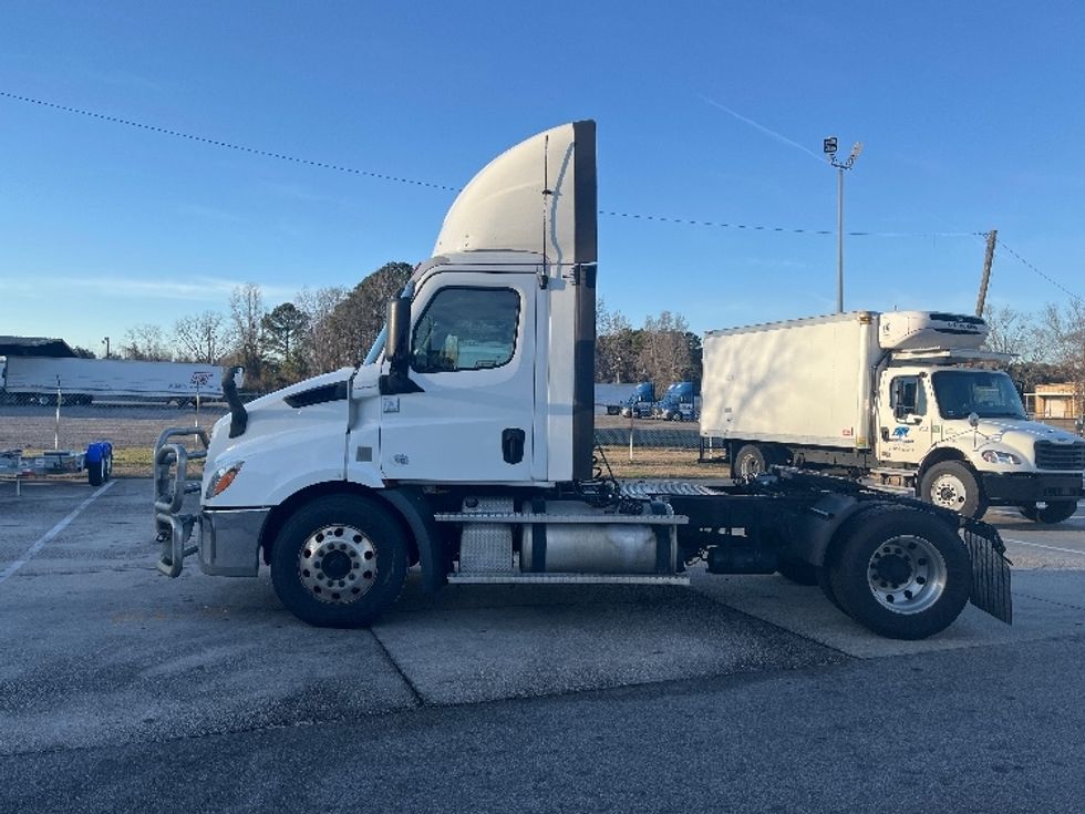 Day Cab Tractor-Heavy Duty Tractors-Freightliner-2020-T11642ST-Florence-SC-574,677\n\t\tmiles-$ 26,250 - Image 4