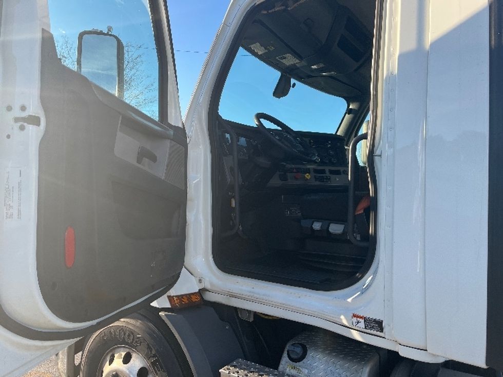 Day Cab Tractor-Heavy Duty Tractors-Freightliner-2020-T11642ST-Florence-SC-574,677\n\t\tmiles-$ 26,250 - Image 9