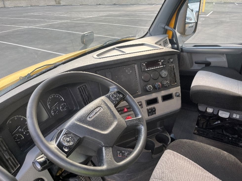 Day Cab Tractor-Heavy Duty Tractors-Freightliner-2020-T11642ST-Fontana-CA-413,023\n\t\tmiles-$ 36,500 - Image 10