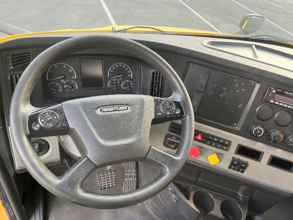 Day Cab Tractor-Heavy Duty Tractors-Freightliner-2020-T11642ST-Fontana-CA-413,023\n\t\tmiles-$ 36,500 - Image 11