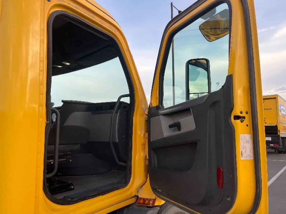 Day Cab Tractor-Heavy Duty Tractors-Freightliner-2020-T11642ST-Fontana-CA-413,023\n\t\tmiles-$ 36,500 - Image 12