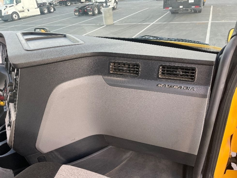 Day Cab Tractor-Heavy Duty Tractors-Freightliner-2020-T11642ST-Fontana-CA-413,023\n\t\tmiles-$ 36,500 - Image 13