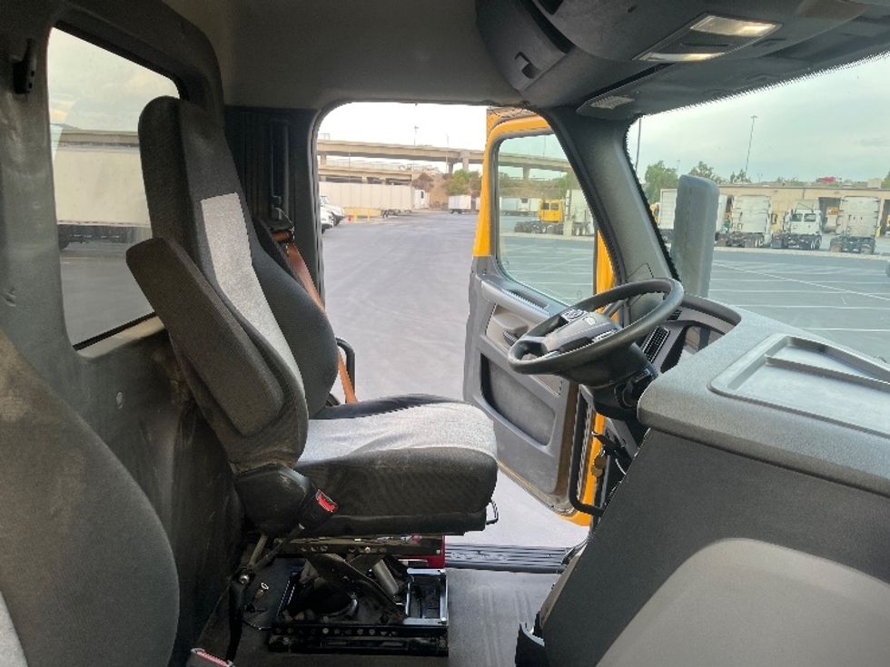 Day Cab Tractor-Heavy Duty Tractors-Freightliner-2020-T11642ST-Fontana-CA-413,023\n\t\tmiles-$ 36,500 - Image 14