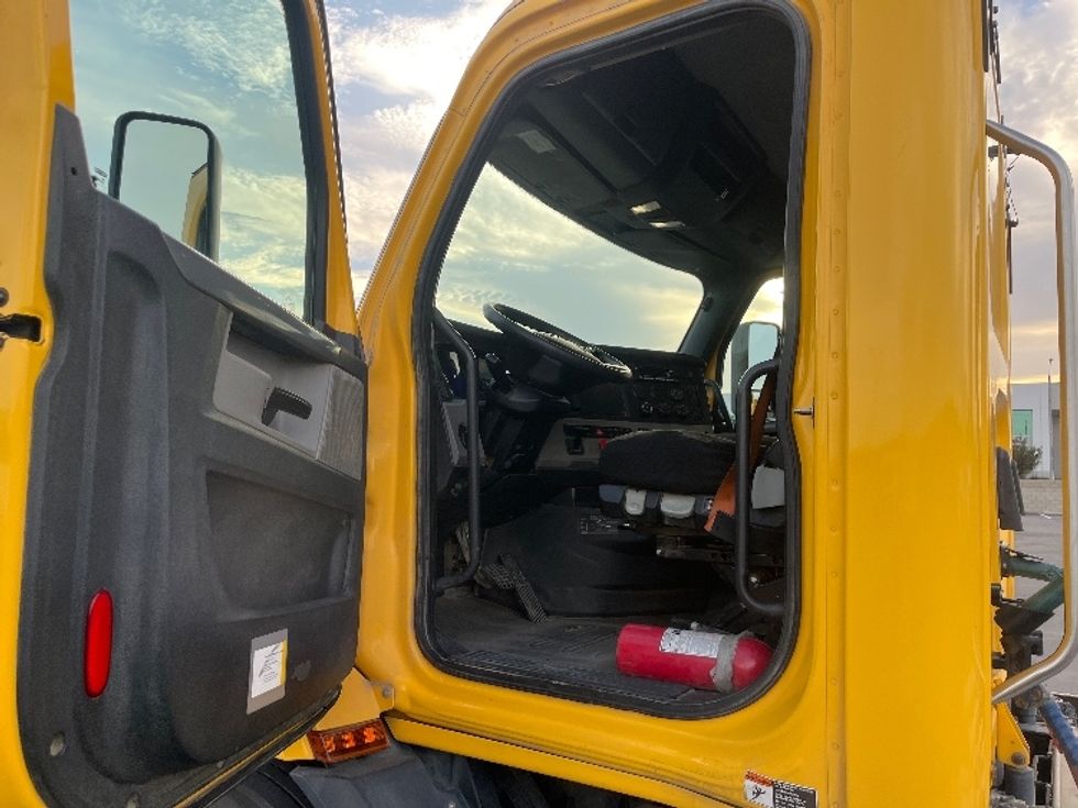 Day Cab Tractor-Heavy Duty Tractors-Freightliner-2020-T11642ST-Fontana-CA-413,023\n\t\tmiles-$ 36,500 - Image 9