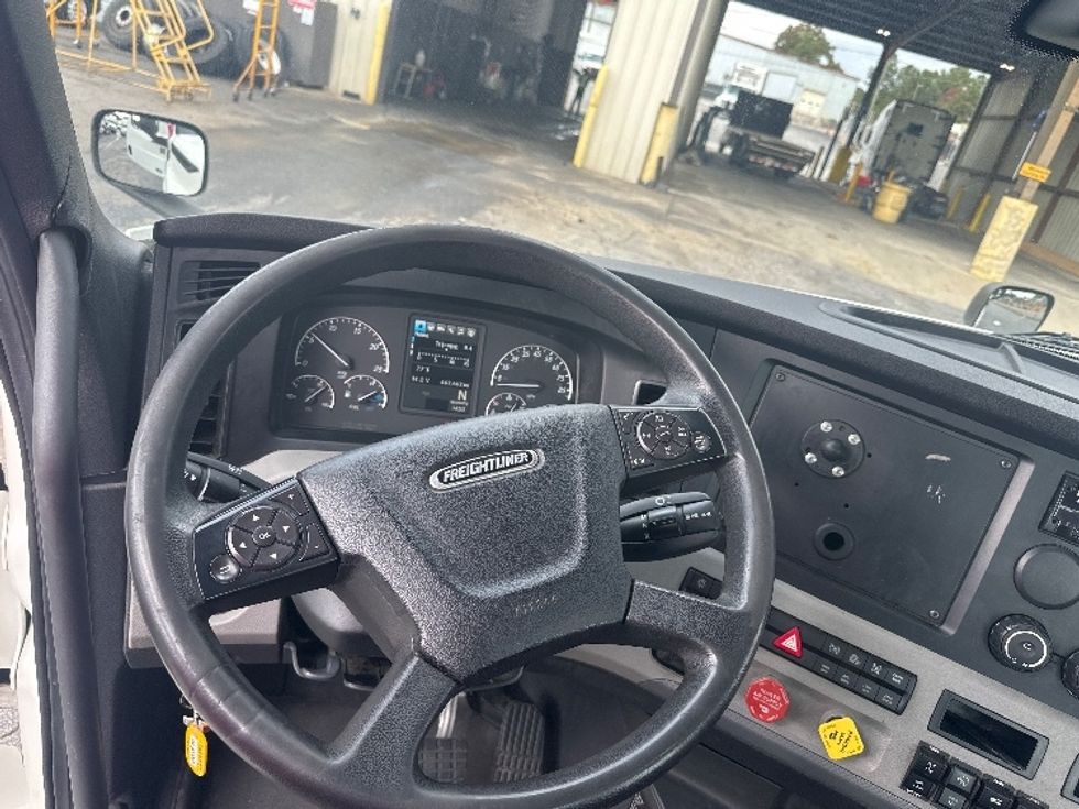Day Cab Tractor-Heavy Duty Tractors-Freightliner-2020-T11642ST-Forest Park-GA-463,663\n\t\tmiles-$ 36,000 - Image 11