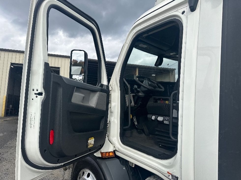 Day Cab Tractor-Heavy Duty Tractors-Freightliner-2020-T11642ST-Forest Park-GA-463,663\n\t\tmiles-$ 36,000 - Image 9