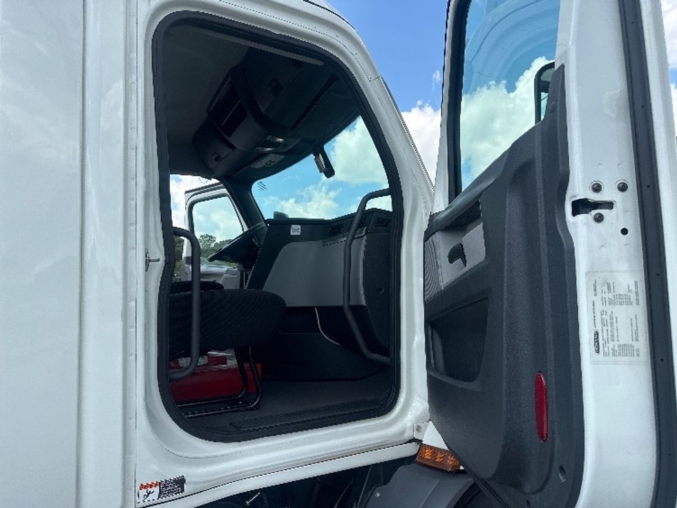 Day Cab Tractor-Heavy Duty Tractors-Freightliner-2020-T11642ST-Forest Park-GA-539,460\n\t\tmiles-$ 29,750 - Image 12