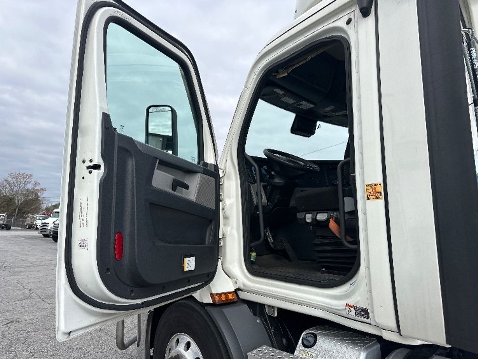 Day Cab Tractor-Heavy Duty Tractors-Freightliner-2020-T11642ST-Forest Park-GA-635,355\n\t\tmiles-$ 21,750 - Image 9