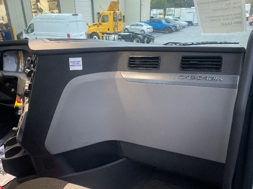 Day Cab Tractor-Heavy Duty Tractors-Freightliner-2020-T11642ST-Forest Park-GA-671,596\n\t\tmiles-$ 24,000 - Image 12