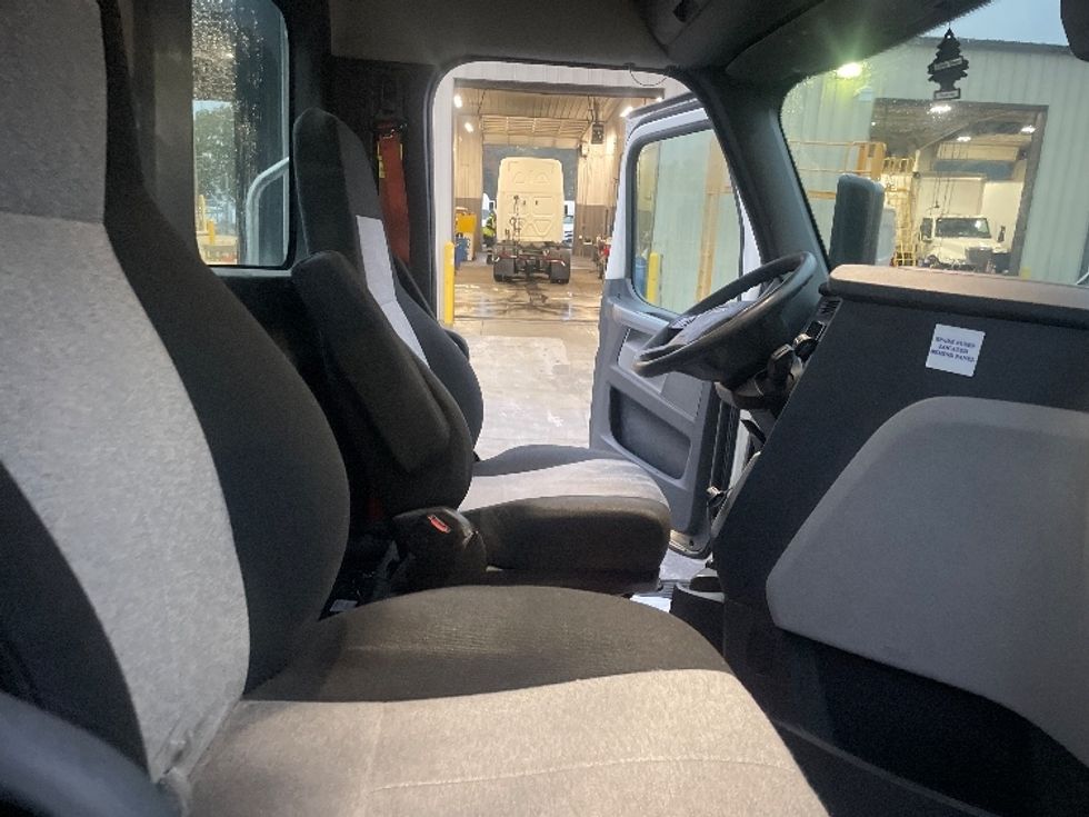 Day Cab Tractor-Heavy Duty Tractors-Freightliner-2020-T11642ST-Forest Park-GA-671,596\n\t\tmiles-$ 24,000 - Image 13