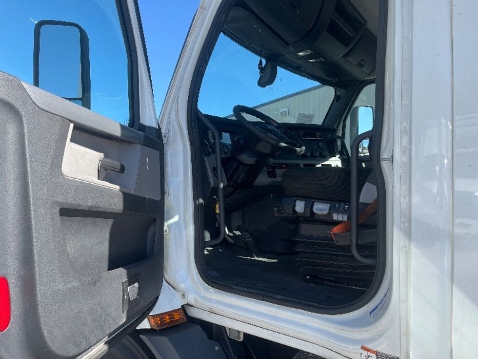 Day Cab Tractor-Heavy Duty Tractors-Freightliner-2020-T11642ST-Forest Park-GA-671,596\n\t\tmiles-$ 24,000 - Image 9