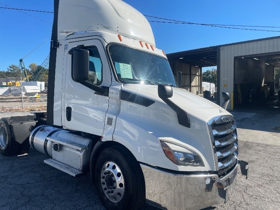 Day Cab Tractor-Heavy Duty Tractors-Freightliner-2020-T11642ST-Forest Park-GA-687,747\n\t\tmiles-$ 24,000 - Image 1