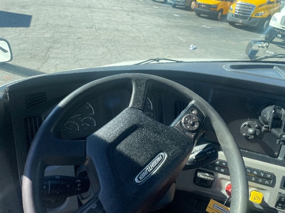 Day Cab Tractor-Heavy Duty Tractors-Freightliner-2020-T11642ST-Forest Park-GA-687,747\n\t\tmiles-$ 24,000 - Image 11