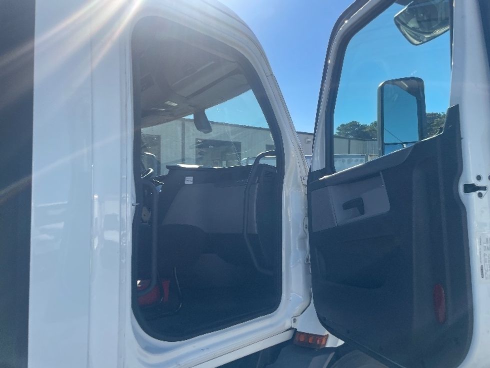 Day Cab Tractor-Heavy Duty Tractors-Freightliner-2020-T11642ST-Forest Park-GA-687,747\n\t\tmiles-$ 24,000 - Image 12