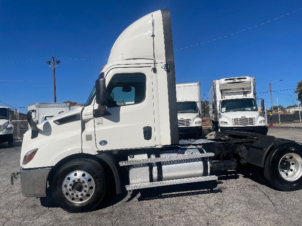 Day Cab Tractor-Heavy Duty Tractors-Freightliner-2020-T11642ST-Forest Park-GA-687,747\n\t\tmiles-$ 24,000 - Image 4