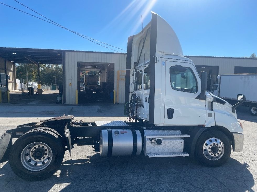 Day Cab Tractor-Heavy Duty Tractors-Freightliner-2020-T11642ST-Forest Park-GA-687,747\n\t\tmiles-$ 24,000 - Image 8