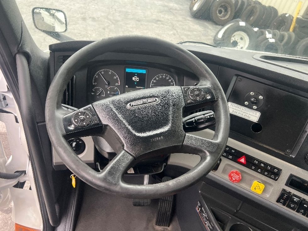 Day Cab Tractor-Heavy Duty Tractors-Freightliner-2020-T11642ST-Forest Park-GA-704,579\n\t\tmiles-$ 21,750 - Image 11