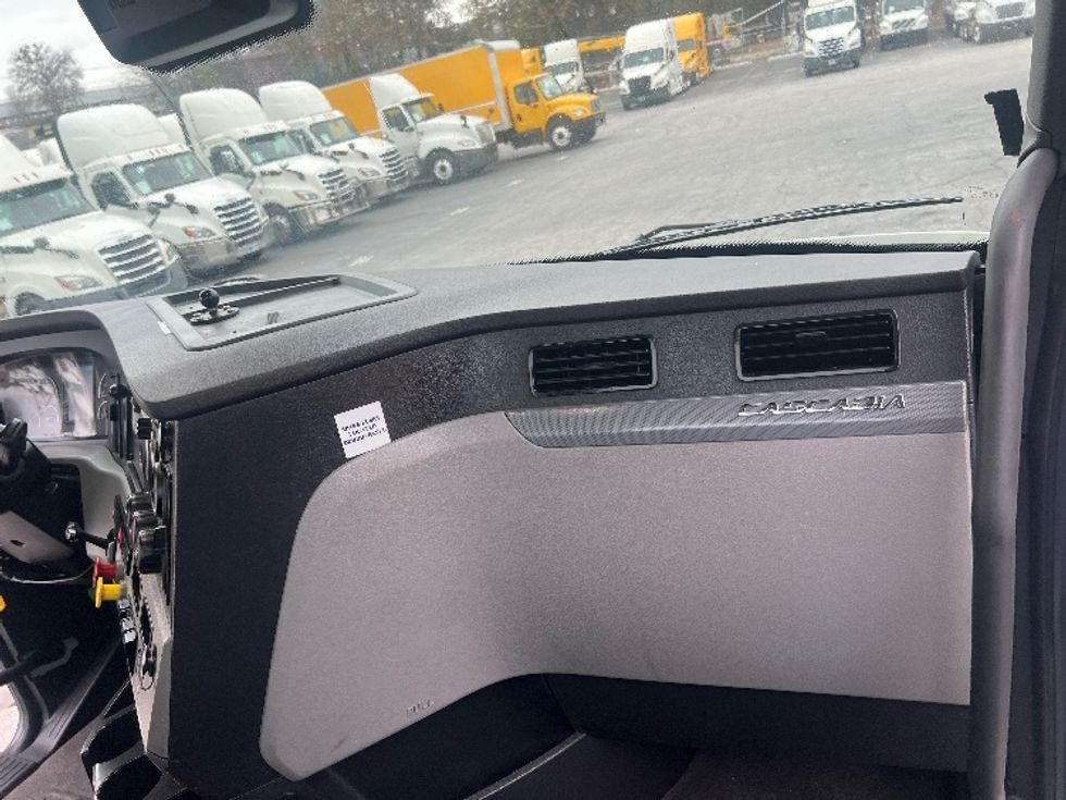 Day Cab Tractor-Heavy Duty Tractors-Freightliner-2020-T11642ST-Forest Park-GA-704,579\n\t\tmiles-$ 21,750 - Image 13