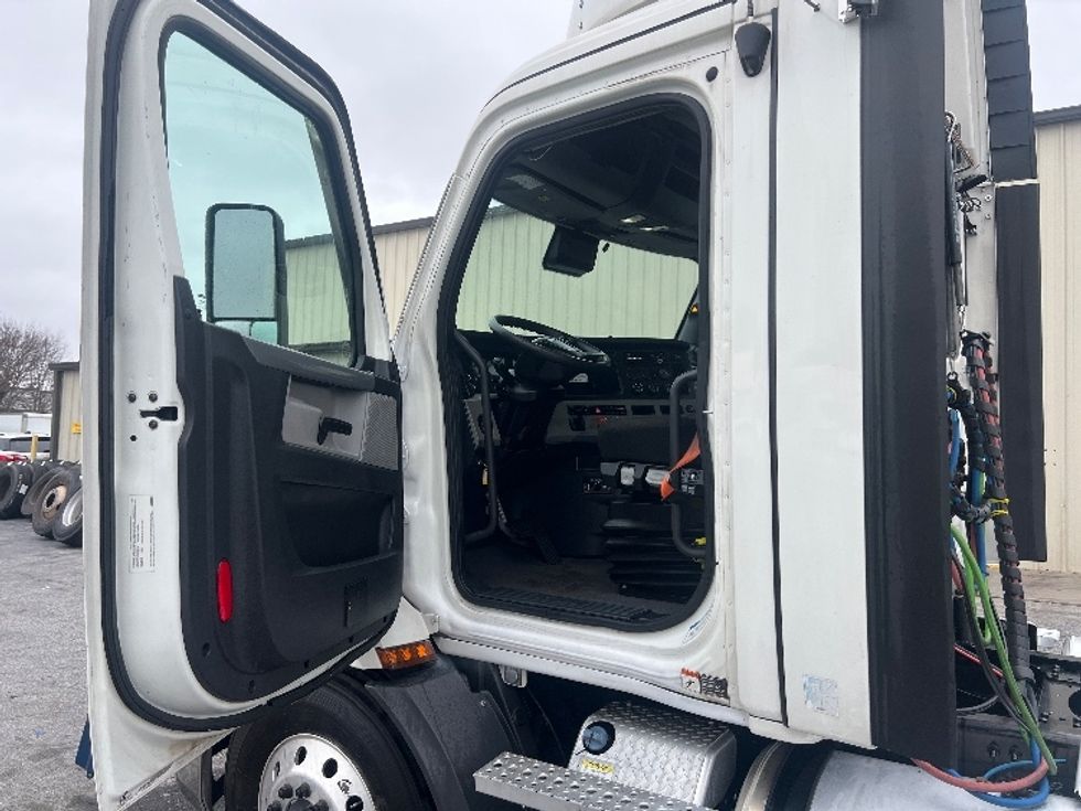 Day Cab Tractor-Heavy Duty Tractors-Freightliner-2020-T11642ST-Forest Park-GA-704,579\n\t\tmiles-$ 21,750 - Image 9