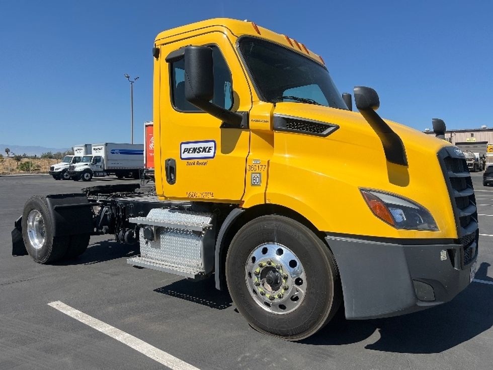 Day Cab Tractor-Heavy Duty Tractors-Freightliner-2020-T11642ST-Fresno-CA-426,345\n\t\tmiles-$ 30,250 - Image 1