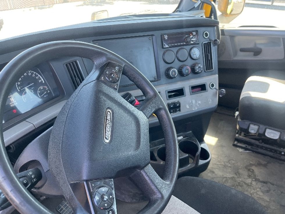 Day Cab Tractor-Heavy Duty Tractors-Freightliner-2020-T11642ST-Fresno-CA-426,345\n\t\tmiles-$ 30,250 - Image 10