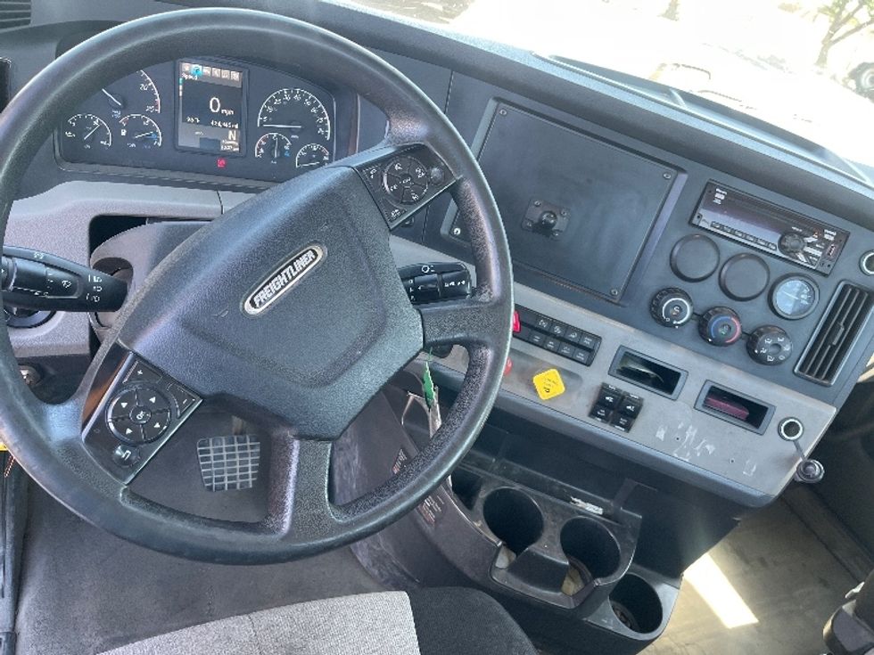 Day Cab Tractor-Heavy Duty Tractors-Freightliner-2020-T11642ST-Fresno-CA-426,345\n\t\tmiles-$ 30,250 - Image 11
