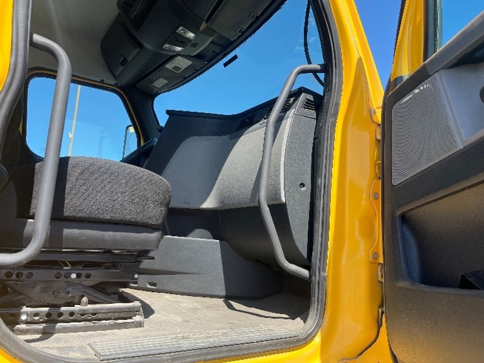 Day Cab Tractor-Heavy Duty Tractors-Freightliner-2020-T11642ST-Fresno-CA-426,345\n\t\tmiles-$ 30,250 - Image 12