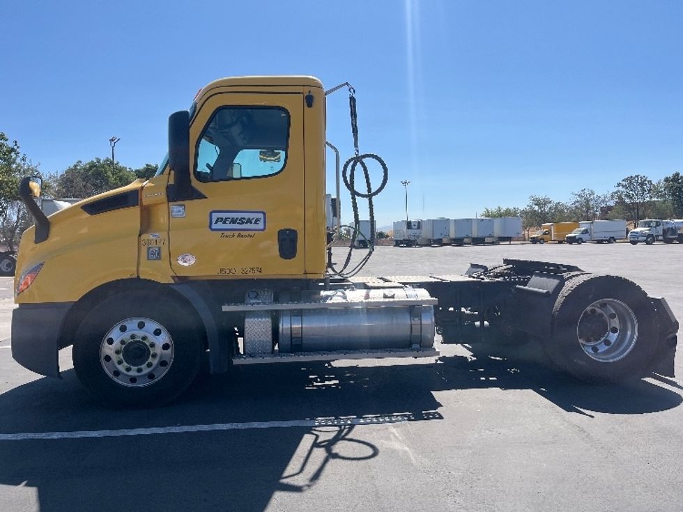 Day Cab Tractor-Heavy Duty Tractors-Freightliner-2020-T11642ST-Fresno-CA-426,345\n\t\tmiles-$ 30,250 - Image 4