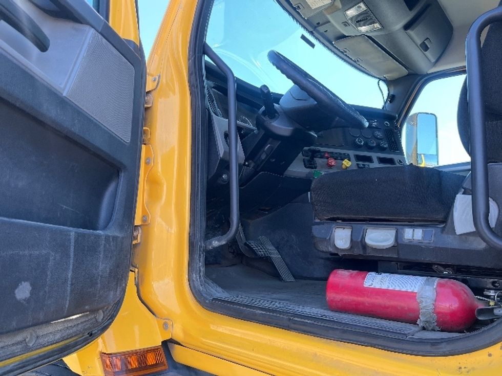 Day Cab Tractor-Heavy Duty Tractors-Freightliner-2020-T11642ST-Fresno-CA-426,345\n\t\tmiles-$ 30,250 - Image 9
