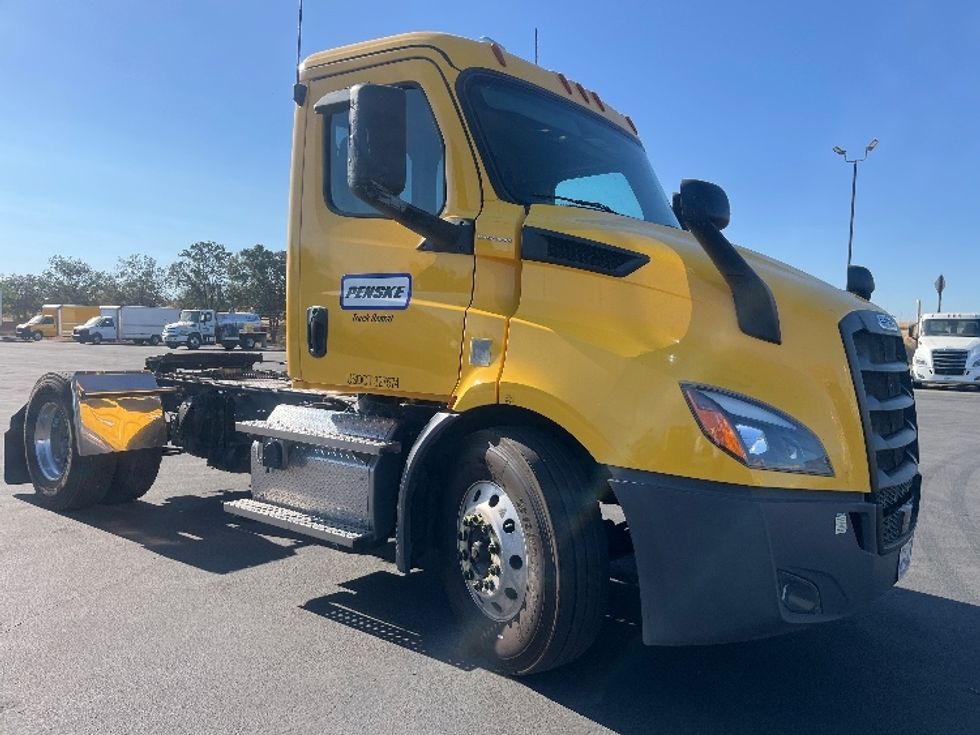 Day Cab Tractor-Heavy Duty Tractors-Freightliner-2020-T11642ST-Fresno-CA-438,502\n\t\tmiles-$ 32,500 - Image 1