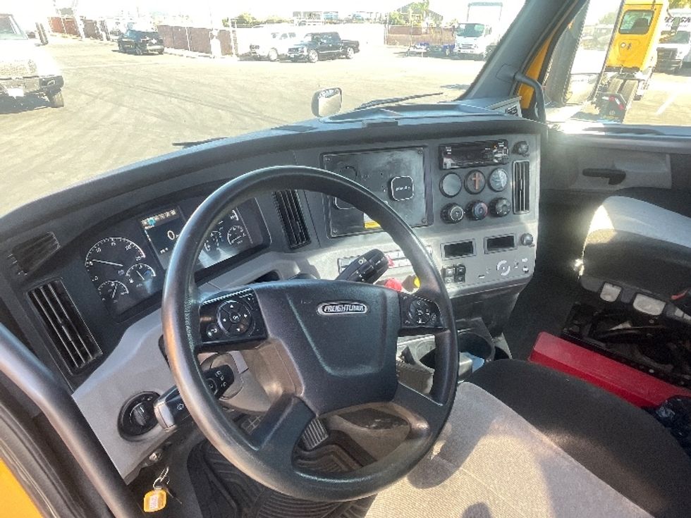 Day Cab Tractor-Heavy Duty Tractors-Freightliner-2020-T11642ST-Fresno-CA-438,502\n\t\tmiles-$ 32,500 - Image 10