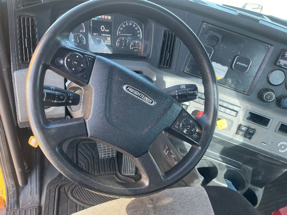 Day Cab Tractor-Heavy Duty Tractors-Freightliner-2020-T11642ST-Fresno-CA-438,502\n\t\tmiles-$ 32,500 - Image 11