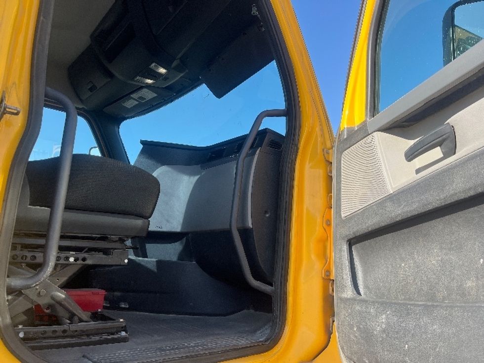 Day Cab Tractor-Heavy Duty Tractors-Freightliner-2020-T11642ST-Fresno-CA-438,502\n\t\tmiles-$ 32,500 - Image 12