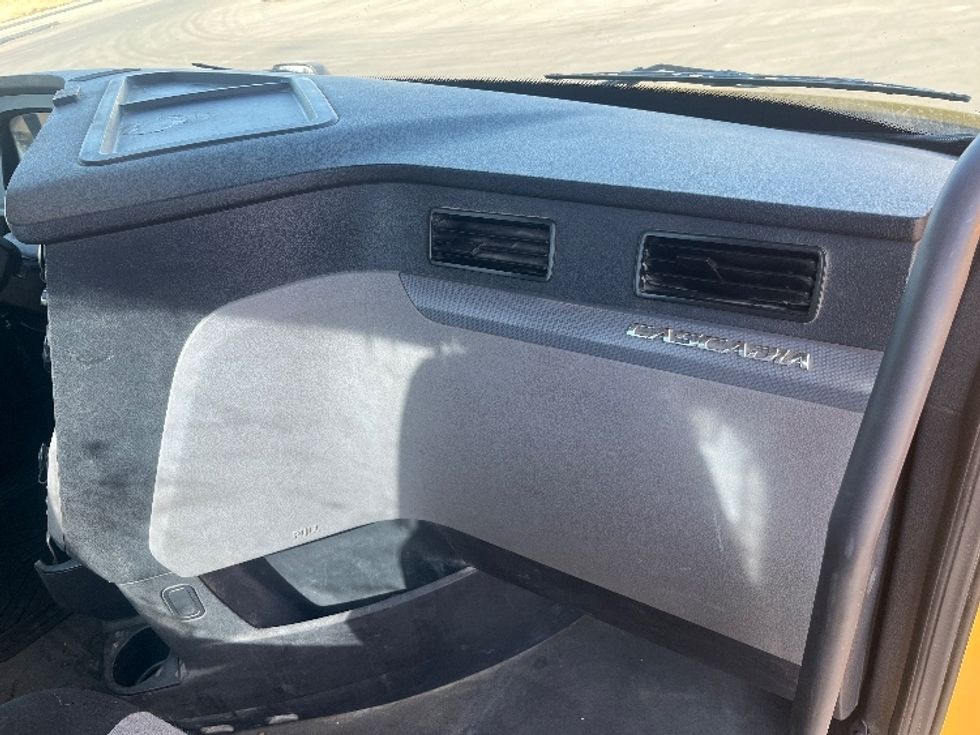 Day Cab Tractor-Heavy Duty Tractors-Freightliner-2020-T11642ST-Fresno-CA-438,502\n\t\tmiles-$ 32,500 - Image 13